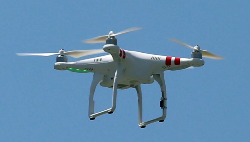 Drone di fotografo vola basso e colpisce sposa alla testa