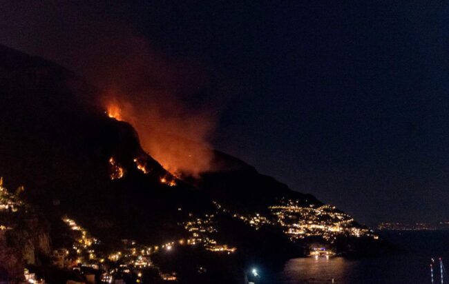 Notte di paura per un altro incendio in Costiera Amalfitana