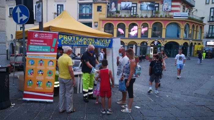 Il Comune di Salerno completa la distribuzione di 10mila mascherine, il sindaco: “Massimo sforzo di tutti, mi appello alla responsabilità di turisti e residenti”
