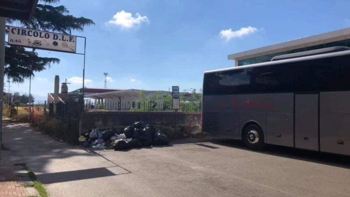 Sacchi neri davanti al dopo lavoro ferroviario a Battipaglia, l’ira della sindaca
