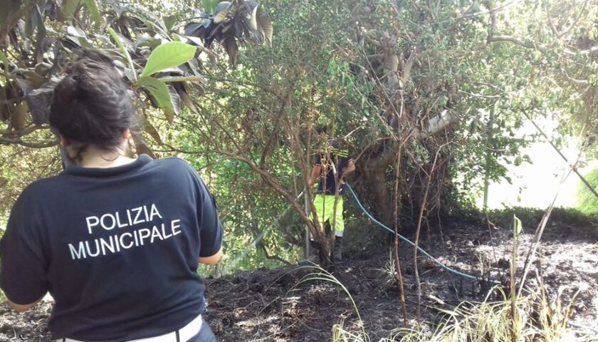 INCENDIO IN LOCALITÀ COPERCHIA DI PELLEZZANO. ALLERTATI GLI UOMINI DELLA PROTEZIONE CIVILE “S. MARIA DELLE GRAZIE” E I VIGILI URBANI