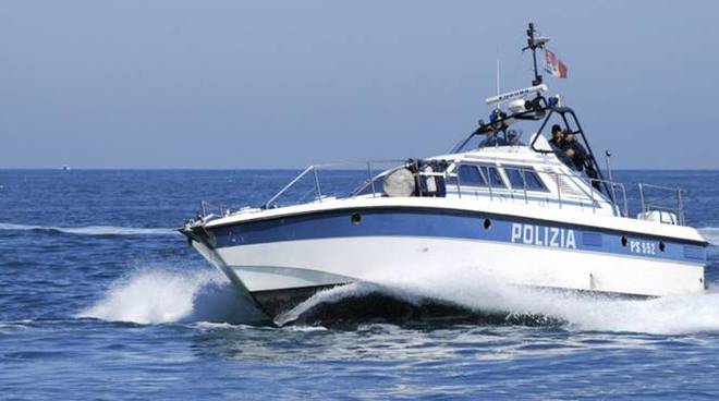 Motore in avaria in mezzo al mare, 6 persone salvate dagli agenti della polizia