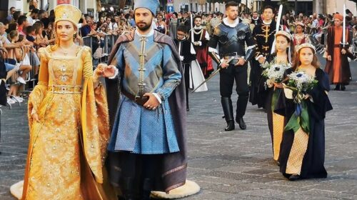 Teggiano, 31esima edizione di “Alla Tavola della Principessa Costanza” tra fratellanza e speranza Teggiano, 31esima edizione di “Alla Tavola della Principessa Costanza” tra fratellanza e speranza