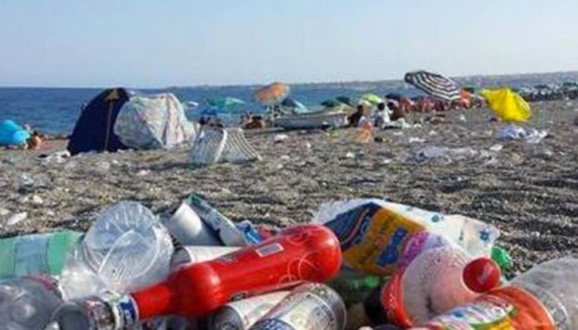 Spiagge sporche a Salerno, la Lega: “Le amministrazioni del Pd ignorano come il mare possa essere una risorsa”