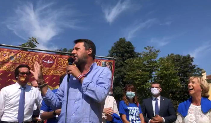 Salvini venerdì a Napoli per tirare la volata a Caldoro: “Bomba ecologica nel campo rom di Giugliano, De Luca tace”