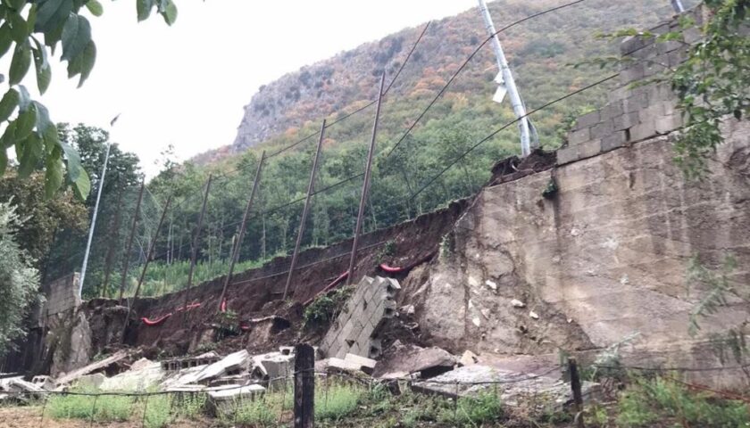 Maltempo, crolla il muro del campo sportivo di Teggiano