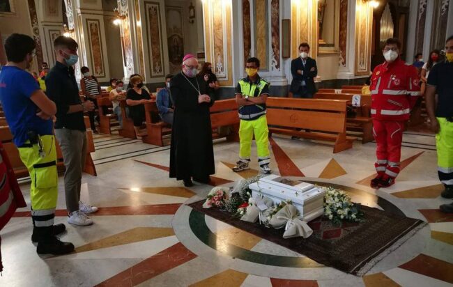 Neonata morta a Roccapiemonte, un vestitino bianco per i funerali della piccola Maria