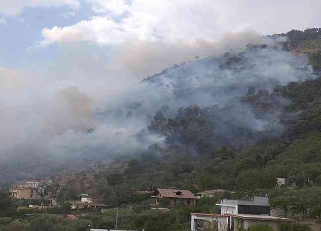 Incendio a Sarno, in azione vigili del fuoco e protezione civile