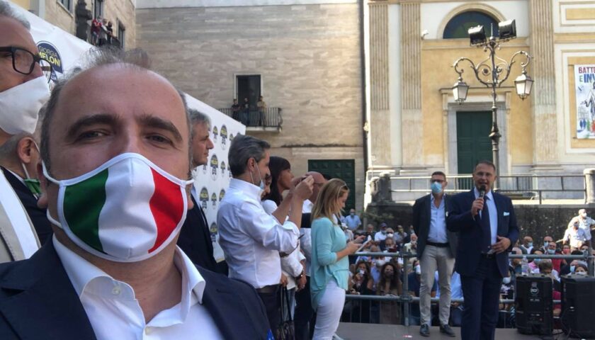 Meloni da Cava de’ Tirreni accusa De Luca: “In Campania la spesa per ogni contagio è di gran lunga superiore ad altre regioni”