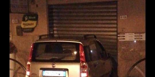 Omignano, auto sbanda nella notte e finisce contro un bar