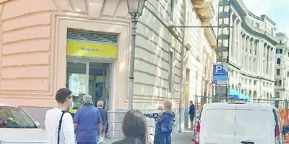 Poste in bilico sul lungomare Trieste a Salerno,