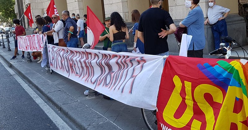 Protesta dei precari sotto Palazzo di Città a Salerno: in 200 chiedono assunzione al Comune