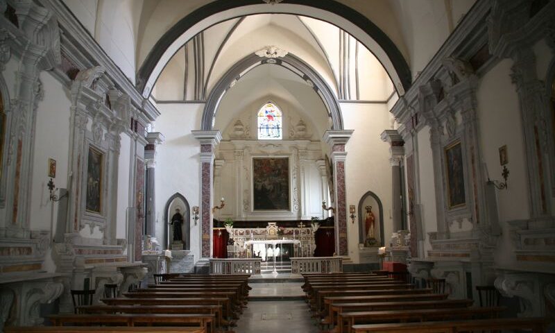 Entra nudo in Chiesa a Ravello, danneggia portafiori e si mette a cantare ‘O sole mio: 48enne di Aversa denunciato