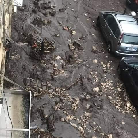 Maltempo, fango e detriti dalla montagna di Sarno: famiglie evacuate nel centro storico