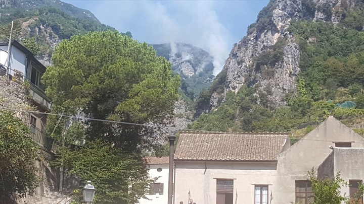 Nuovo incendio in costiera amalfitana: bruciano i monti di Scala