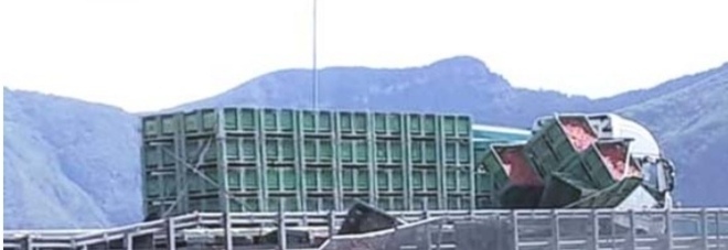 Un tir perde il carico di pomodori tra Angri e Scafati