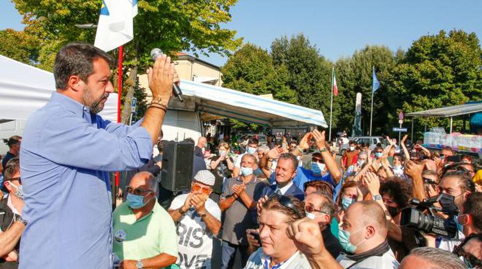 Rosario strappato a Salvini nel tour in Toscana, gli era stato donato da un parroco di Cava de’ Tirreni