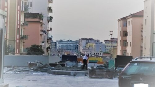 Salerno, blitz della Polizia Municipale al Trincerone: tre minorenni sorpresi a spacciare nel parco giochi Salerno, blitz della Polizia Municipale al Trincerone: tre minorenni sorpresi a spacciare nel parco giochi