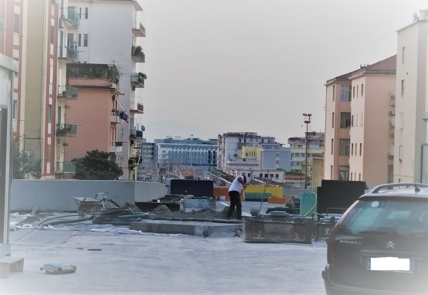 Salerno, blitz della Polizia Municipale al Trincerone: tre minorenni sorpresi a spacciare nel parco giochi