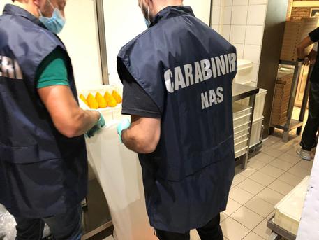 Nas in azione nei quartieri Spagnoli di Napoli, multe e attività di ristorazione sospese