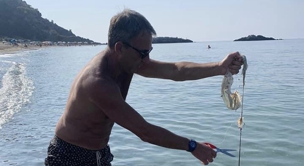 Il ministro dell’Ambiente Costa salva un trigone dalla plastica nel mare di Ascea