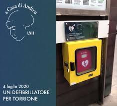 Salerno, rubato defibrillatore davanti a una farmacia a Torrione