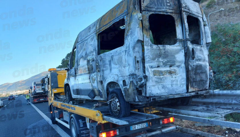 Nel Vallo di Diano ambulanza prende fuoco in autostrada con paziente a bordo