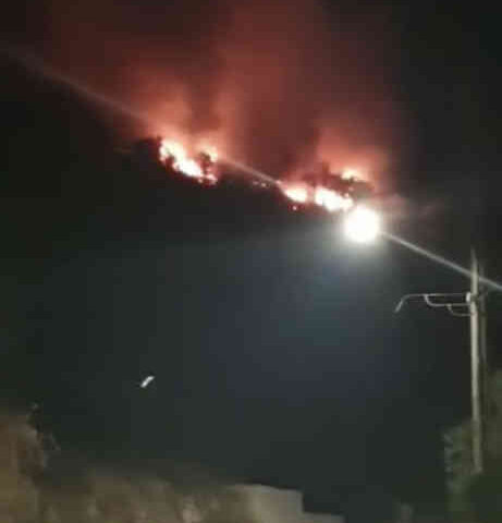 Incendio a Praiano, duro lavoro per i vigili del fuoco