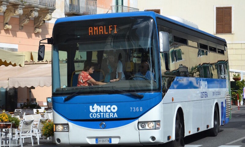 “Studenti viaggiano ammassati sui pullman creando situazione di pericolo”, la lettera denuncia del sindaco di Minori a De Luca