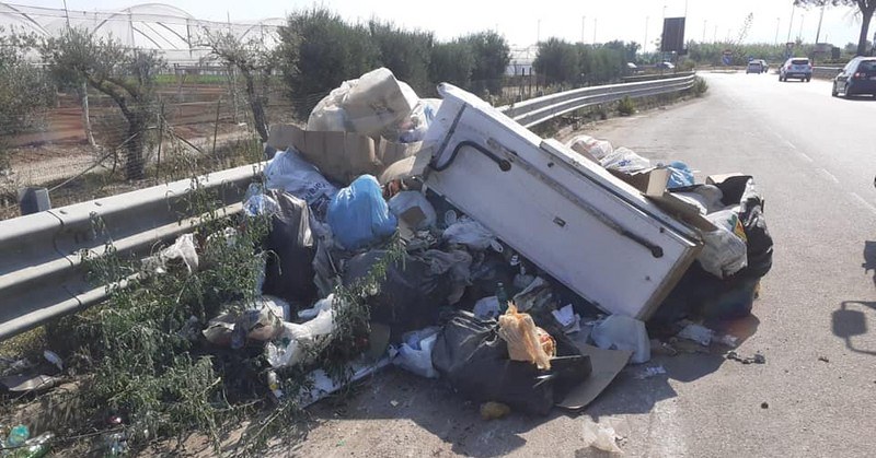 Battipaglia, bonificata la strada provinciale Aversana: trovato anche un frigorifero