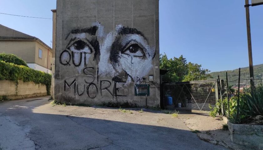 SALERNO, MURALES NEI PRESSI DELLE FONDERIE: “QUI SI MUORE”