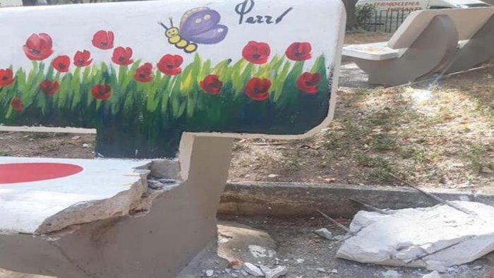 Ancora vandali a Siano e ancora panchina danneggiata