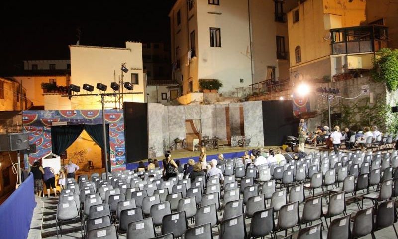 Vandali al teatro dei Barbuti, danni per 4mila euro