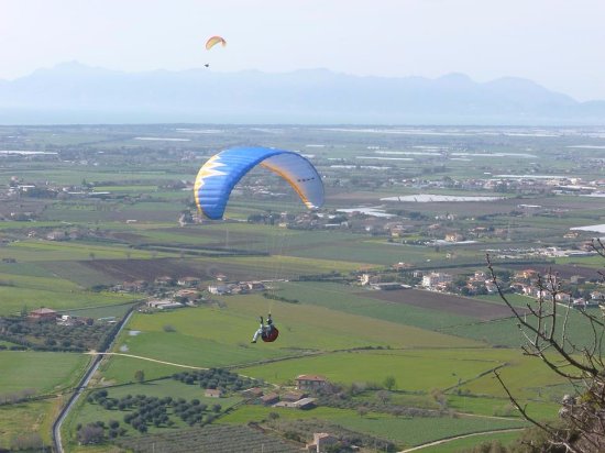 Capaccio, resta incastrato tra gli alberi dopo un lancio con il parapendio: salvato dai vigili del fuoco