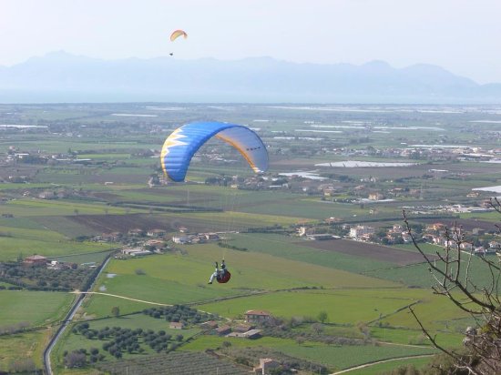 Capaccio, si lancia con il parapendio e si schianta al suolo: 38enne in ospedale