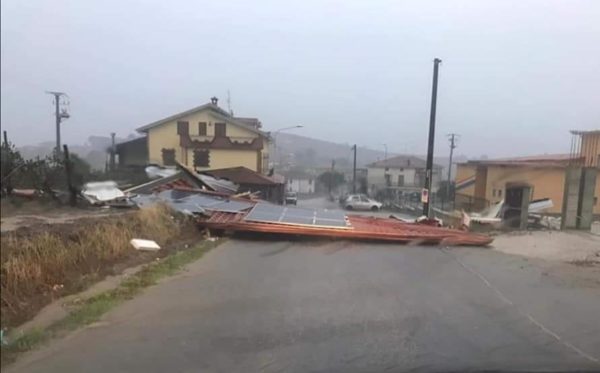 A Roccadaspide il vento trascina in strada il tetto di una scuola