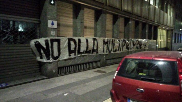 La contestazione dei tifosi della Salernitana continua, striscione davanti la sede della Lega B