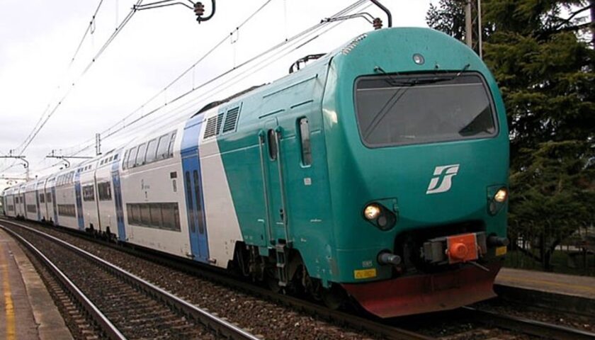 Viaggiatore sul treno seduto sul porta bagagli senza mascherina, è polemica