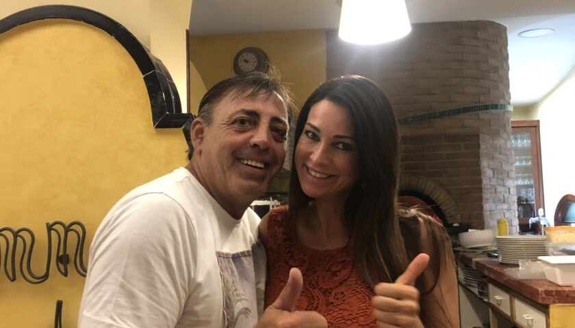 Vacanze in Costiera Amalfitana per Manuela Arcuri. Cena a Maiori con Enzo Mammato