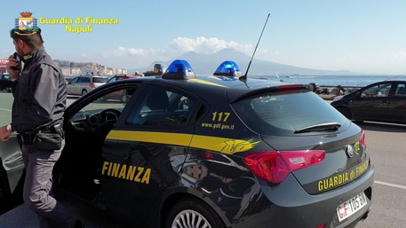 La Guardia di Finanza sequestra a Napoli il noto ristorante Reginella