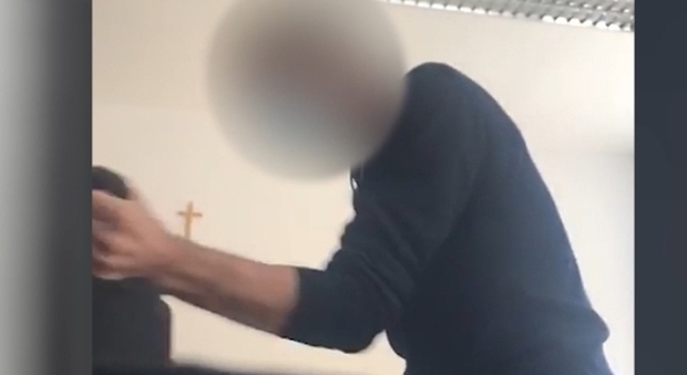 A Teggiano docente prende a schiaffi un alunno, filmato da un telefonino e video virale sui social