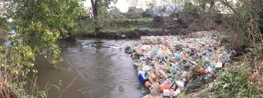 Scafati, nel fiume Sarno scarti edili e un frigorifero: caccia ai responsabili