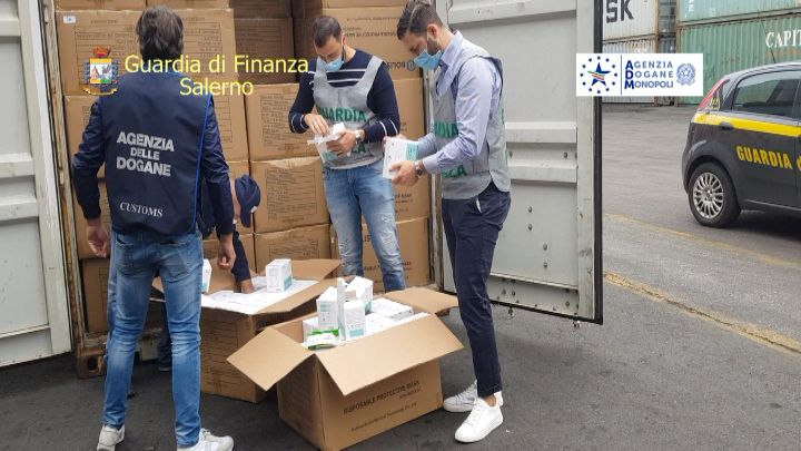Mascherine sospette nel Porto di Salerno, sotto sequestro mezzo milione di protezioni