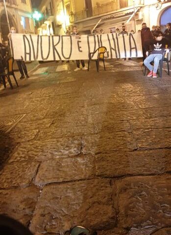 Anche  San Valentino Torio i commercianti scendono in piazza contro il Dpcm