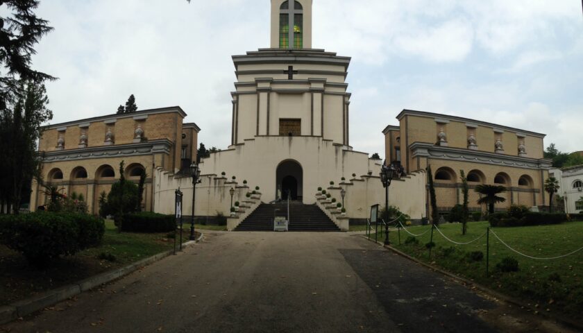 Forte vento a Salerno, il sindaco chiude parchi e cimitero