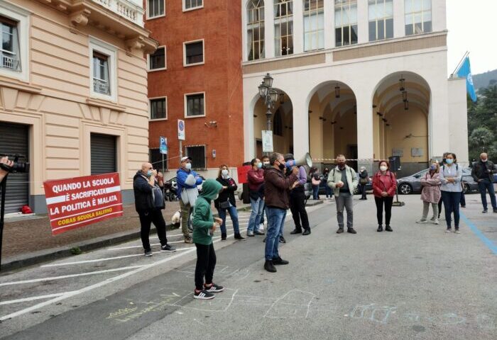 Docenti, famiglie e alunni stamani in piazza Amendola a Salerno: “Scuole da riaprire”