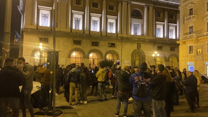 Protesta con banchetto dei commercianti in piazza Amendola a Salerno, arriva la polizia