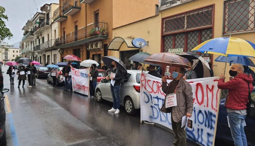 Villa dei Fiori, protesta davanti al distretto Sanitario 60 con il neo sindaco di Pagani De Prisco