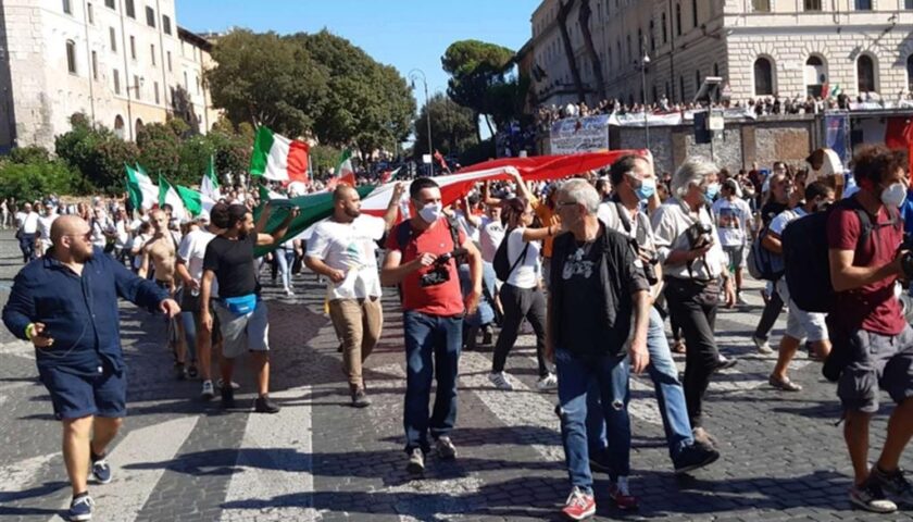 Negazionisti del covid in piazza a Roma, Piero De Luca: “Puniteli”