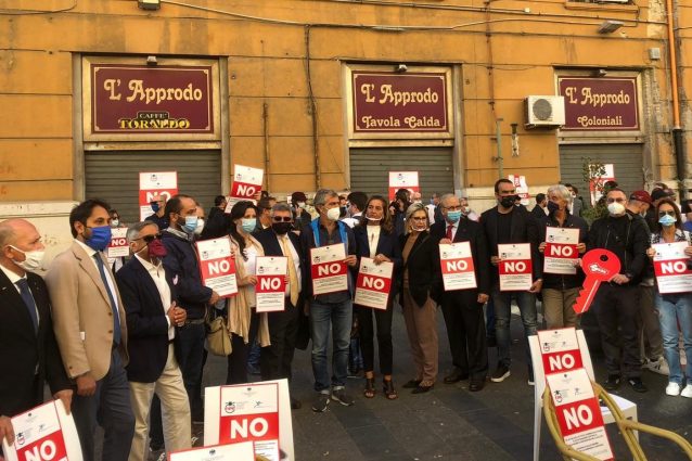 Ristoratori a Napoli contro l’ordinanza di De Luca: “Quei provvedimenti ci stanno distruggendo”